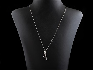 Fio com Pendente e Diamantes
