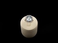 Anel ouro branco com diamantes e água marinha
