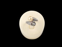 Anel ouro branco com diamantes e pérola