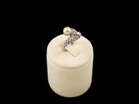 Anel ouro branco com diamantes e pérola