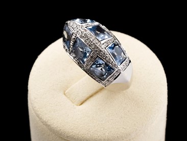 Anel Ouro Branco Diamantes Topázios