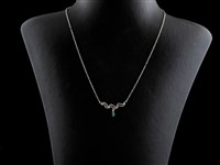 Colar ouro branco com diamantes e esmeralda