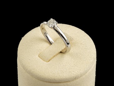 Anel Ouro Branco com Diamante