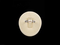 Anel ouro branco com diamantes e pérola