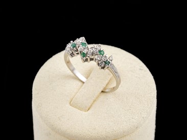 Anel ouro Branco Diamantes Esmeraldas