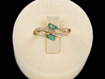 Anel Ouro com Diamantes Esmeraldas