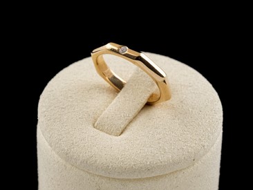 Anel "Oitavado" Ouro com Diamante